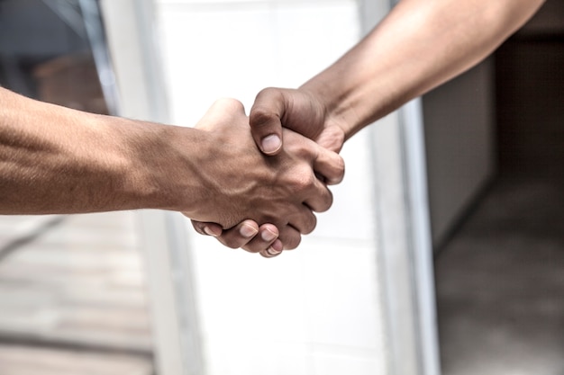 Handshaking di due colleghi di concetto