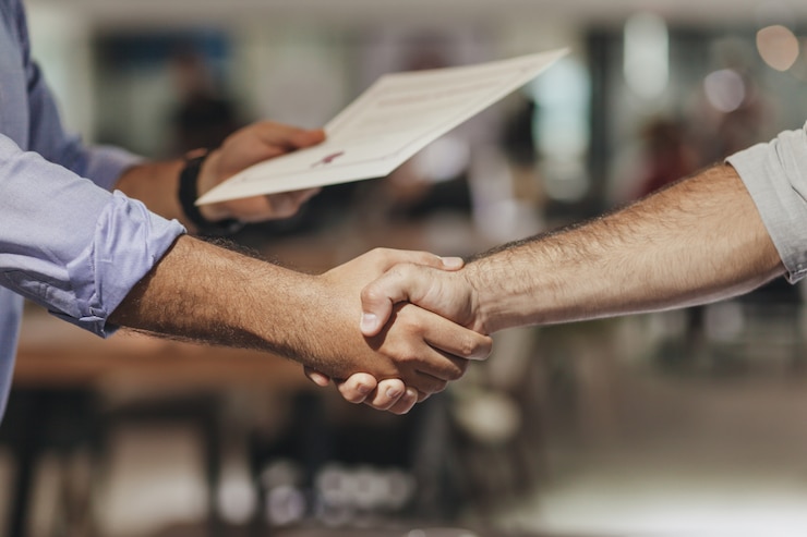 Foto handshaking di uomini d&#39;affari