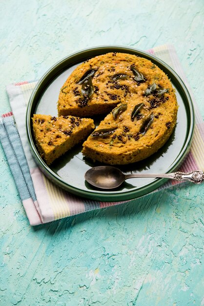 Handvo o handwa è una torta di verdure originaria del Gujarat, in India. messa a fuoco selettiva