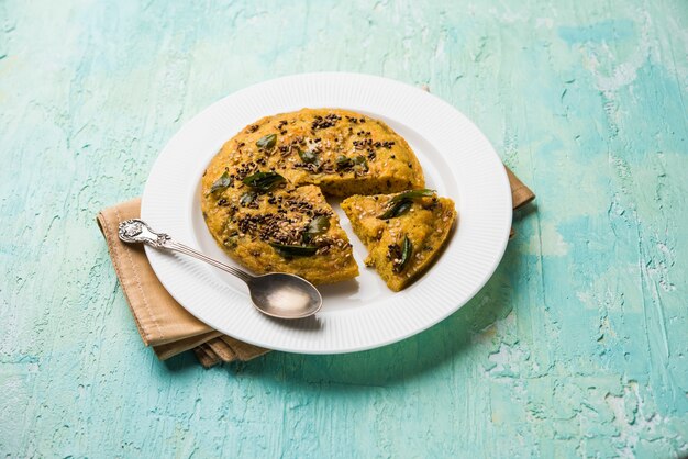 Handvo o handwa è una torta di verdure originaria del Gujarat, in India. messa a fuoco selettiva