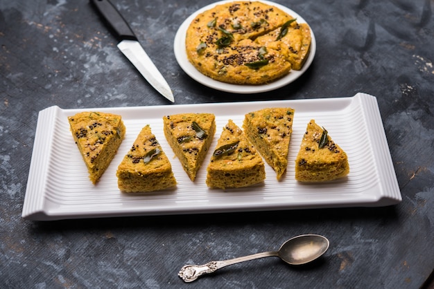 Handvo o handwa è una torta di verdure originaria del Gujarat, in India. messa a fuoco selettiva