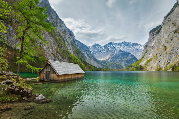 Hangar per barche sul lago di montagna Obersee nelle Alpi Baviera Germania