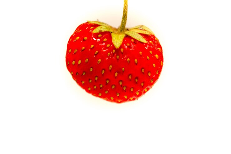 Photo hanged strawberry on white background
