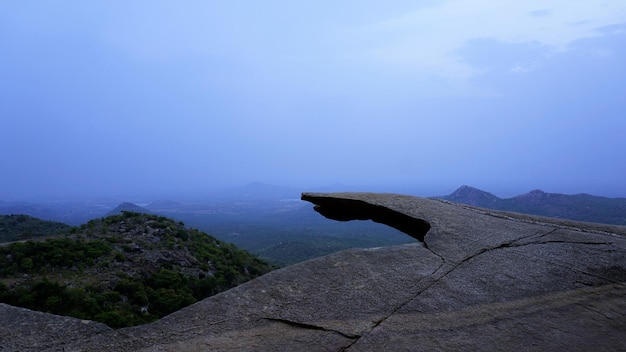 Hanging Rock of Avalabetta picco situato in Chikaballapur Karnataka