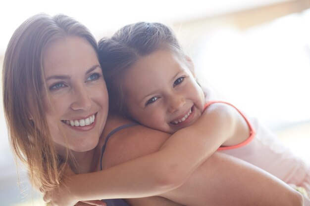 Hanno così tanto amore l'uno per l'altra Foto ritagliata di una madre e una figlia che trascorrono del tempo insieme a casa