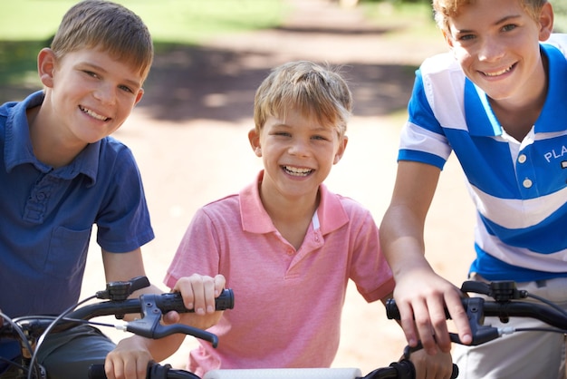 Hanno riparato la bici da soli Ritratto di tre giovani fratelli in sella alle loro biciclette all'esterno