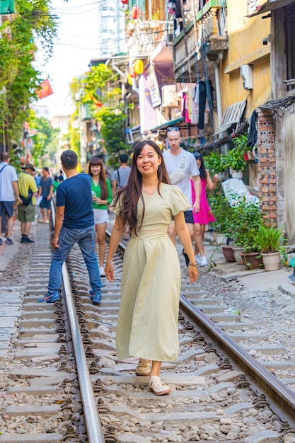 Hanoi Vietnam SEP 24 2023 La vita delle persone che vivono vicino alla ferrovia nella città antica di Hanoi La strada accanto alla linea ferroviaria è un luogo famoso per i turisti di Honoi