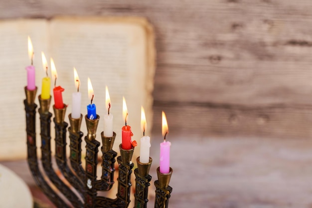 Hanukkah menorah con candele accese retrò vecchio stile foto filtrata