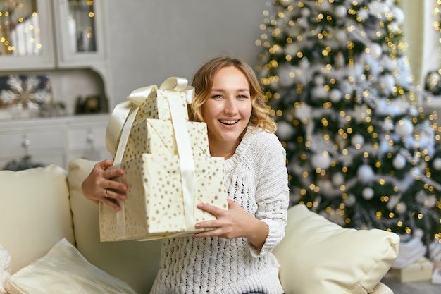 Happy Black Lady che tiene e abbraccia scatole regalo