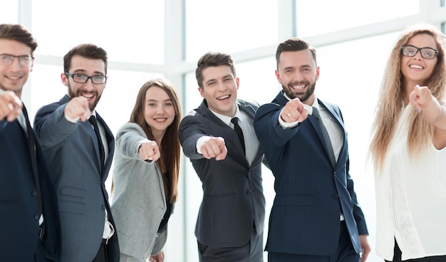 Happy business team che punta a teconcetto di successo