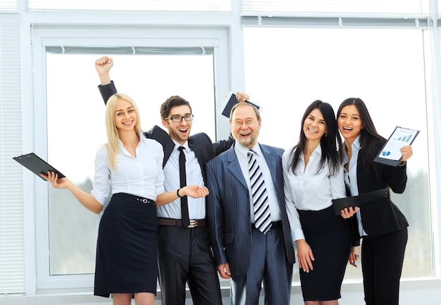 Happy business team dopo il completamento con successo di un'impresa