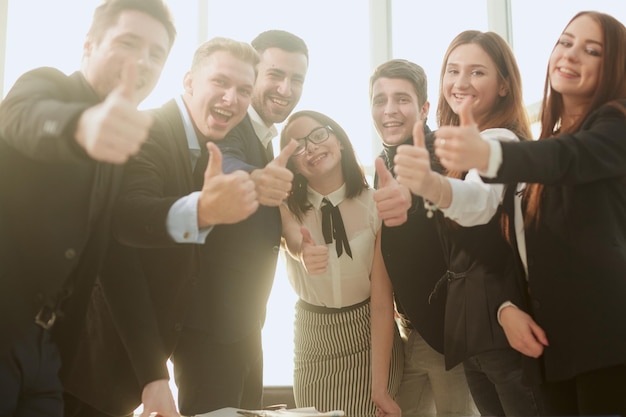 Happy business team è in piedi in ufficio ad applaudire