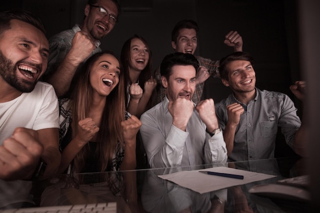 Happy business team guardando il monitor del computer