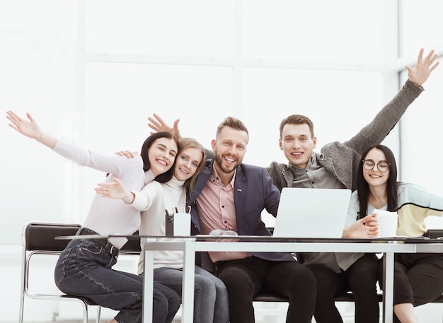 Happy business team seduto alla scrivania.il concetto di lavoro di squadra