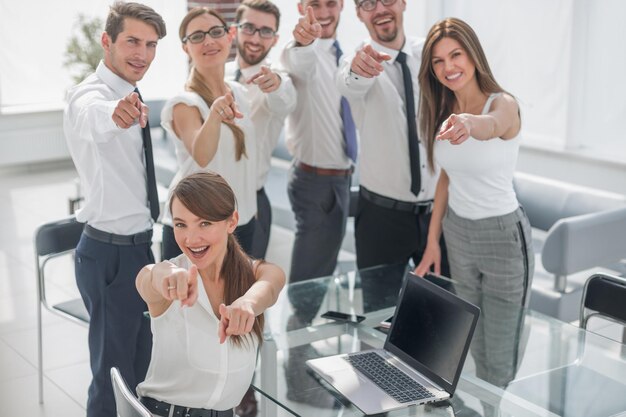 Happy business team sul posto di lavoro nel concetto di successo di ufficio