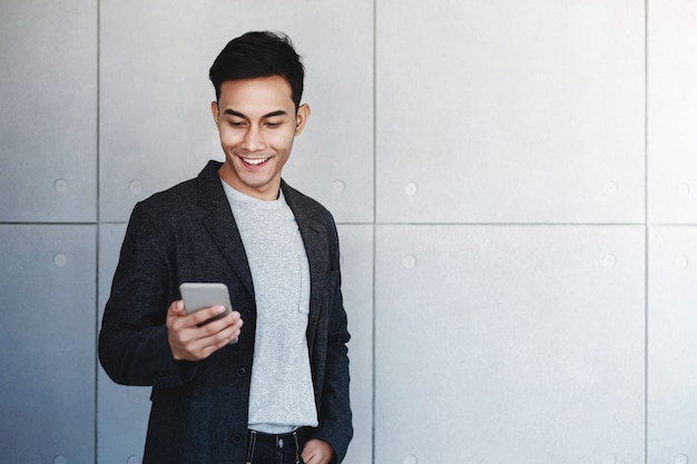 Happy Businessman Using Smartphone. Leggere il messaggio tramite cellulare