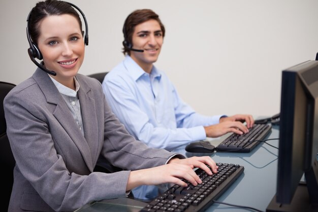 Happy call center impiegati al lavoro