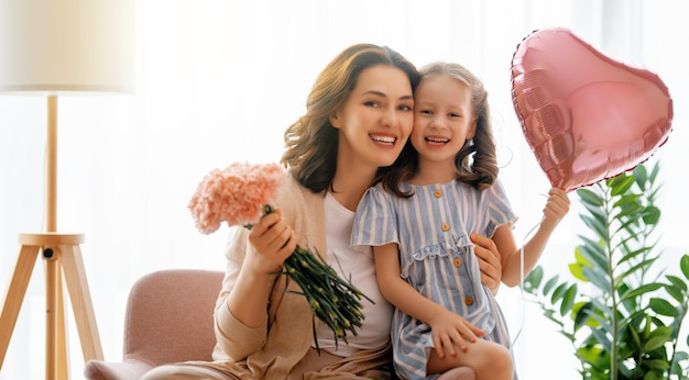 Happy day La figlia del bambino si congratula con la madre e le regala dei fiori