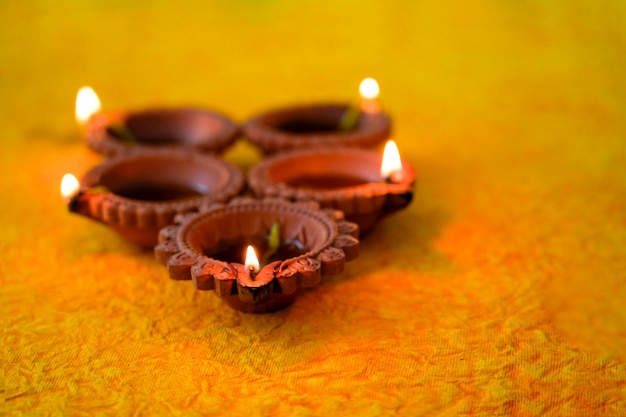 Happy Diwali Diya lampade accese durante la celebrazione del diwali
