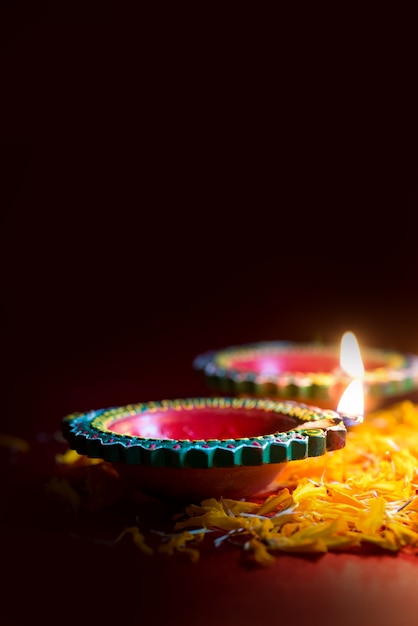 Happy Diwali - Lampade Clay Diya accese durante la celebrazione di Diwali. Biglietto di auguri di Indian Hindu Light Festival chiamato Diwali