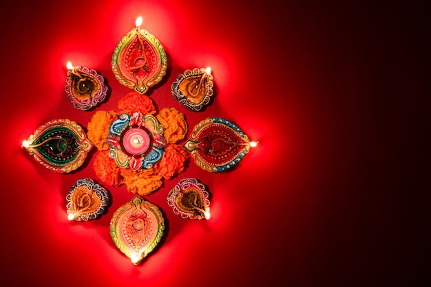 Happy Diwali - Le lampade di Clay Diya hanno illuminato il festival indù della celebrazione delle luci