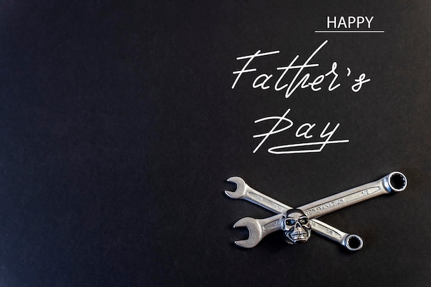 Happy Fathers Day Flat si trova sul tema del giorno dei padri sullo sfondo nero