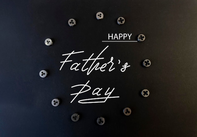 Happy Fathers Day Flat si trova sul tema del giorno dei padri sullo sfondo nero