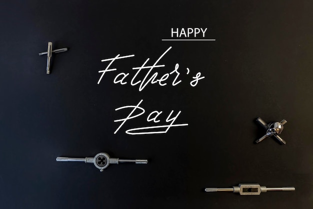 Happy Fathers Day Flat si trova sul tema del giorno dei padri sullo sfondo nero