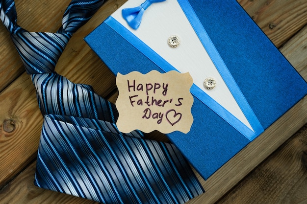 Happy Fathers Day regalo scatola blu con cravatta su uno sfondo di legno rustico. Biglietto d'auguri