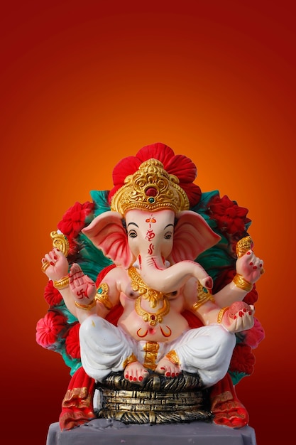 Happy Ganesh Chaturthi Greeting Card design con Lord Ganesha idol