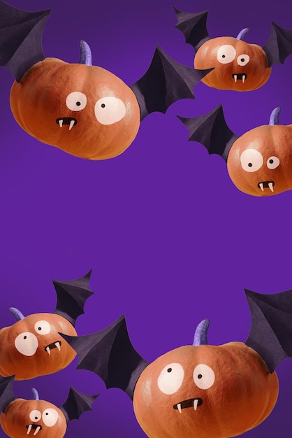 Happy Halloween poster viola invito a una festa sfondo con zucche di pipistrello con facce buffe e raccapriccianti