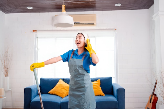 Happy Housework o house keeping service donna che canta e pulisce la polvere in casa agenzia di pulizia piccole imprese attrezzature professionali pulizia di vecchie case