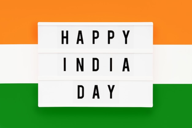 HAPPY INDIA DAY in un lightbox su uno sfondo di colore della bandiera indiana.