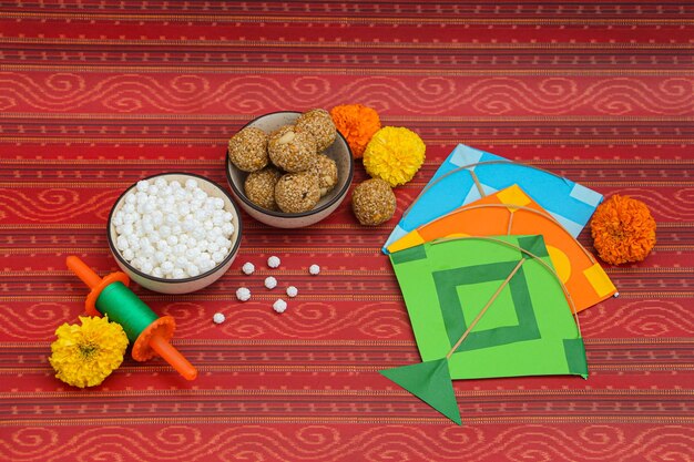 Happy Makar Sankranti, Pongal e Uttarayan con Kite, ciotole haldi kum kum e dolci tilgul