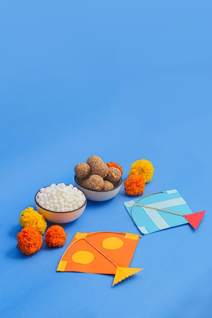 Happy Makar Sankranti, Pongal e Uttarayan con Kite, ciotole haldi kum kum e dolci tilgul