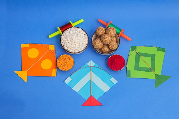 Happy Makar Sankranti, Pongal e Uttarayan con Kite, ciotole haldi kum kum e dolci tilgul