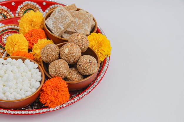 Happy Makar Sankranti, Pongal e Uttarayan con Kite, ciotole haldi kum kum e dolci tilgul