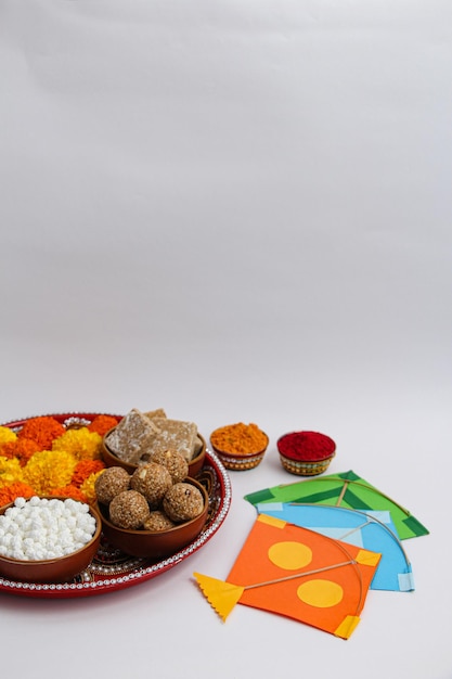 Happy Makar Sankranti, Pongal e Uttarayan con Kite, ciotole haldi kum kum e dolci tilgul