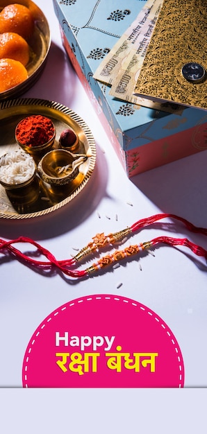 Happy Raksha Bandhan o Rakhi Greeting Card con filo di design, Diya, Pooja Thali, confezione regalo, banconote e dolci in carta moneta indiana ecc. Illuminazione soffusa, messa a fuoco selettiva