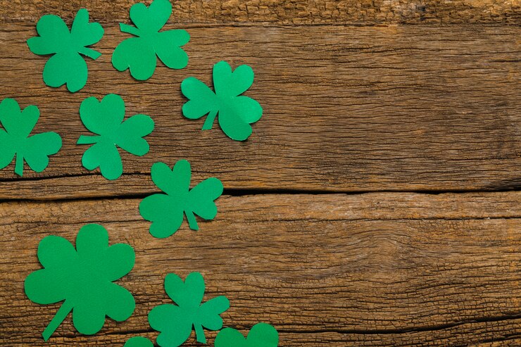 Foto happy saint patrick's, foglie di trifoglio di trifoglio
