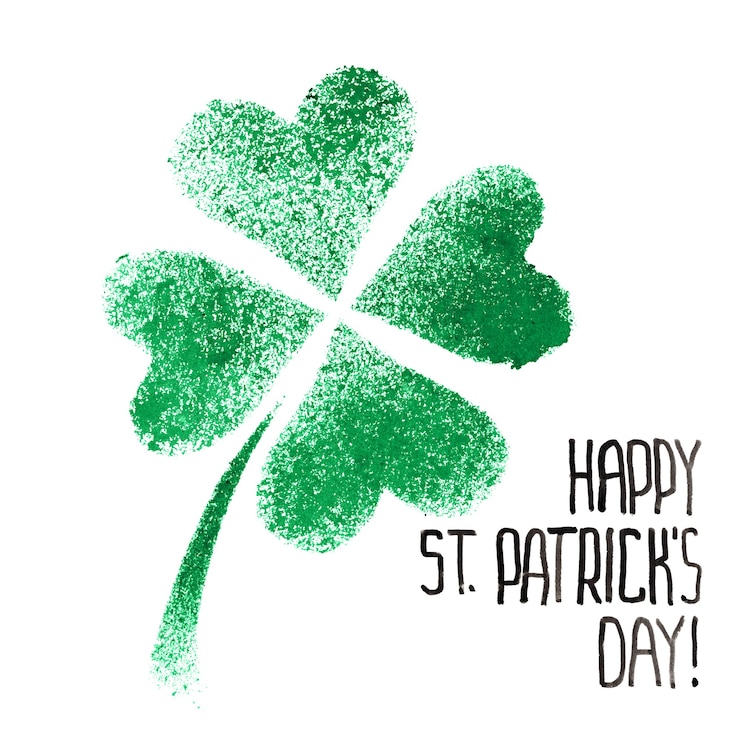 Foto happy st. patricks day - quadrifoglio irlandese con stencil verde