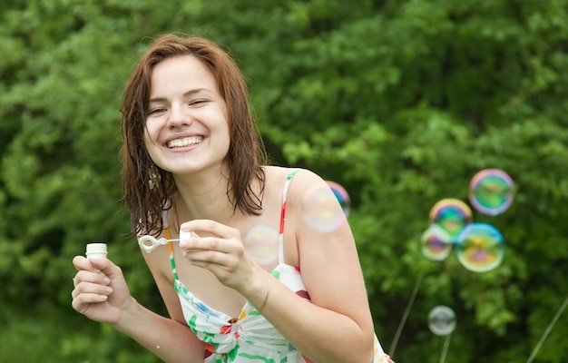 Happyy ragazza che fa bolle di sapone