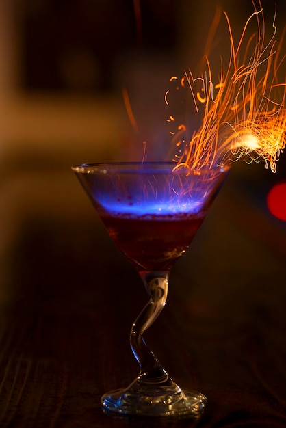 Hard drink con fuoco e scintille sul bar