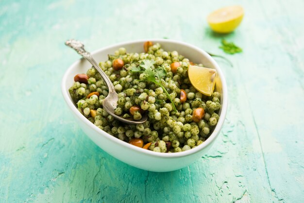 Hariyali sabudana khichdi è un delizioso tocco al normale Sago khichdi realizzato con coriandolo, peperoncini e arachidi