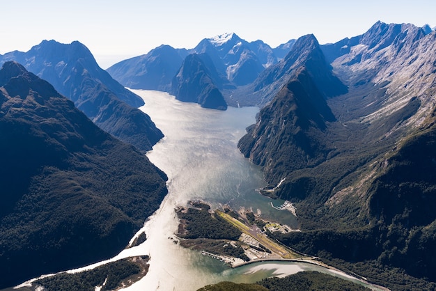 Harrison e Bowen Valley al largo di Milford Sound. Mitre Peak a sinistra