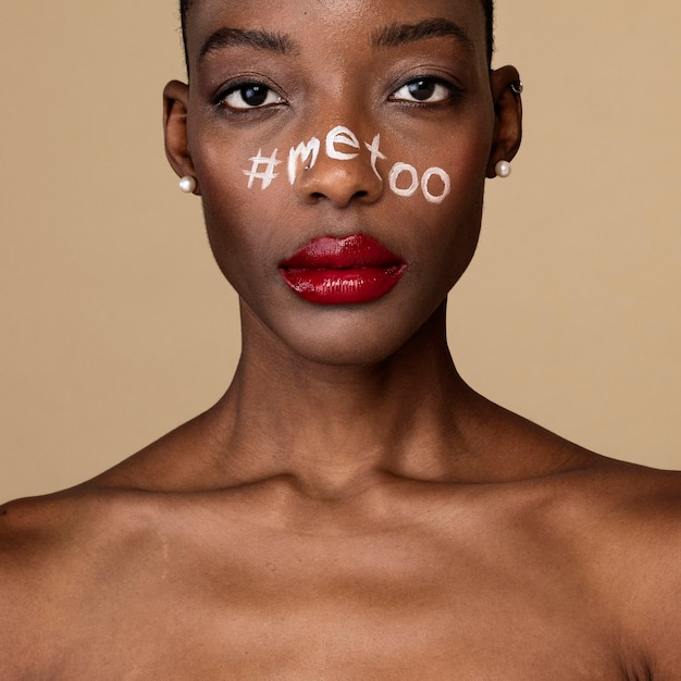 Hashtag metoo sul volto di una donna afroamericana