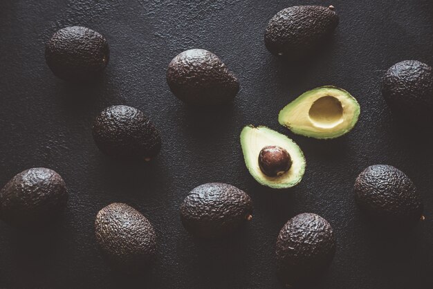 Hass avocado sulla superficie scura