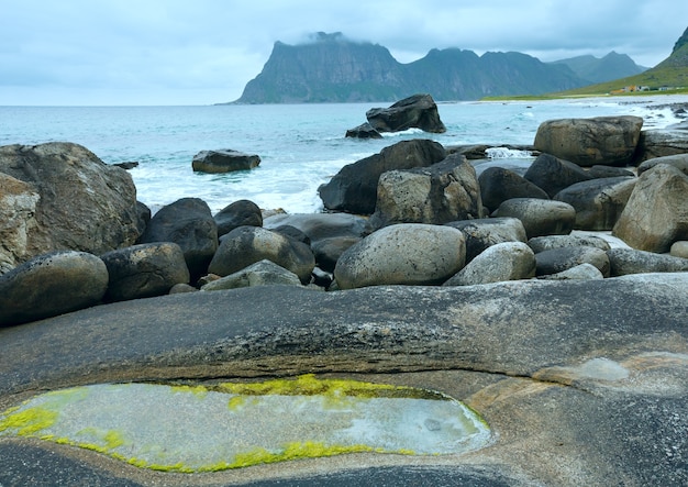 Haukland vista estiva spiaggia sassosa