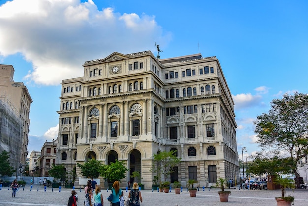 Havana Cuba 27 marzo 2019 scena di strada con vecchi edifici colorati nell'Avana Vecchia