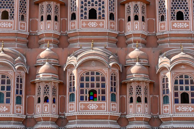 Hawa Mahal, palazzo rosa dei venti nella città vecchia di Jaipur, Rajasthan, India. Sfondo dell'architettura indiana, primo piano